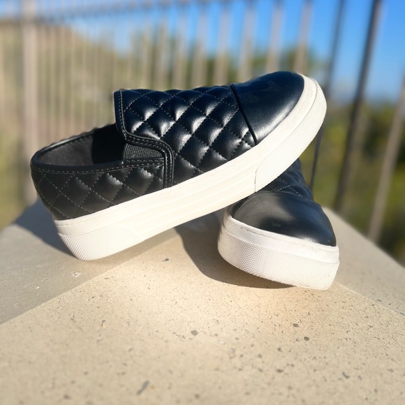 Steve Madden platform JLuma slip on Size 4 Girls BLACK. - Picture 4 of 6